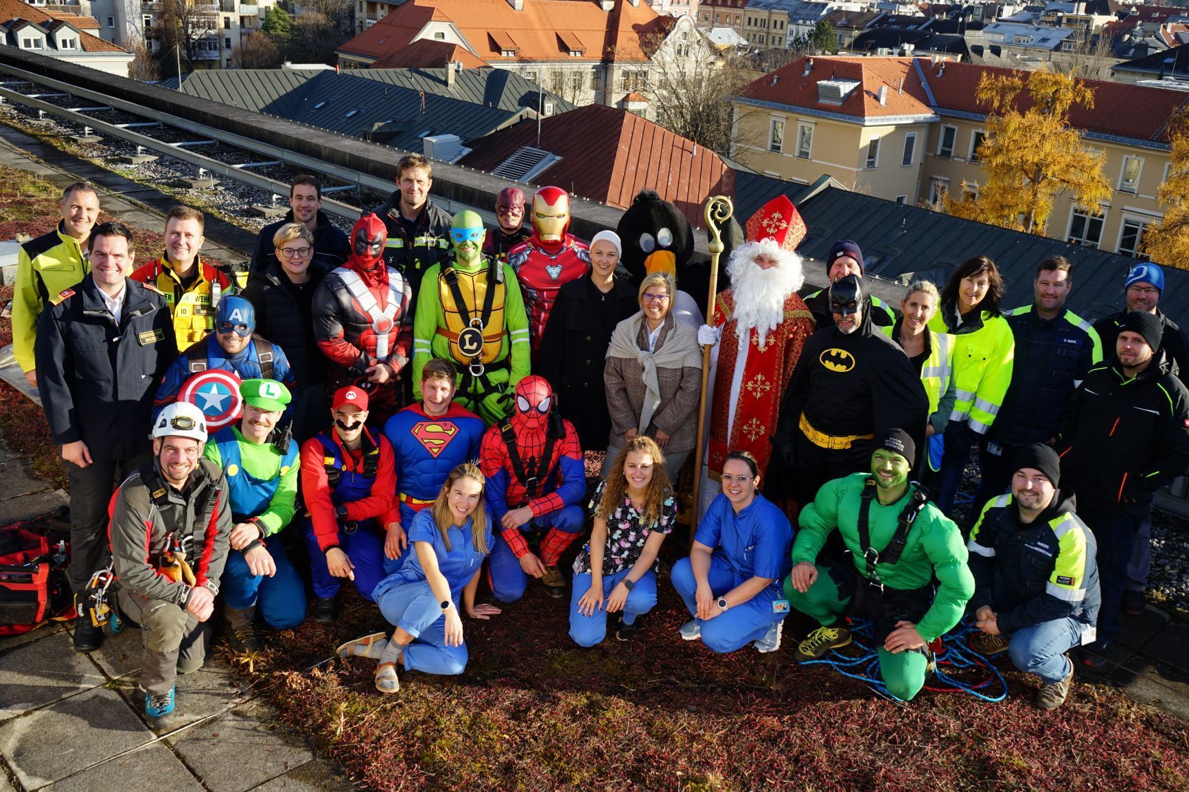 Gruppenbild der Superhelden und der Vertretung von MOKI Tirol